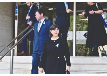 Λάουρα Κοβέσι: Στο φόντο των Τεμπών