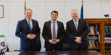 Τρία σύγχρονα πυροσβεστικά οχήματα από τη HELLENiQ ENERGY στον Σ.Π.Α.Π.