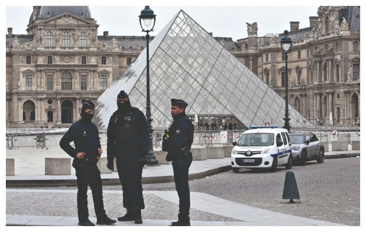 Γαλλία: Σε διπλό σοκ με Σαρκοζί και Λούβρο