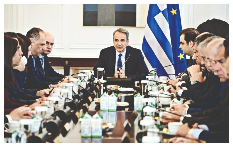 Με το βλέμμα στις κάλπες…