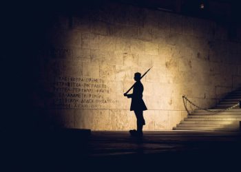 Η ιερότητα του χώρου του μνημείου του «Άγνωστου Στρατιώτη»