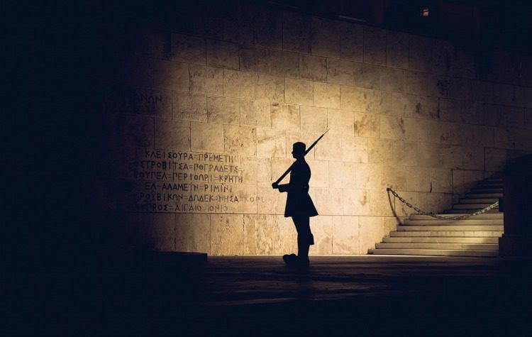 Η ιερότητα του χώρου του μνημείου του «Άγνωστου Στρατιώτη»