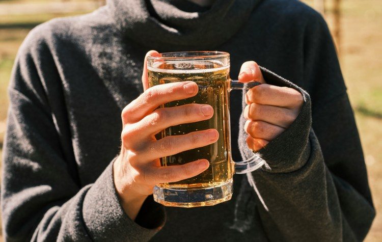 Γονείς 1ου Γυμνασίου Παπάγου: «Μαθητές έχουν εύκολη πρόσβαση σε αλκοόλ και καπνό»