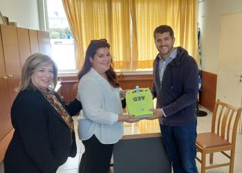 Ο Β. Ξυπολυτάς παρέδωσε έναν απινιδωτή στο 4o Δημοτικό Σχολείο Κηφισιάς