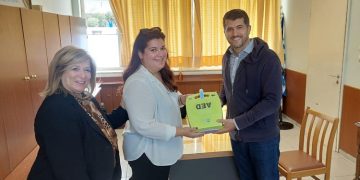 Ο Β. Ξυπολυτάς παρέδωσε έναν απινιδωτή στο 4o Δημοτικό Σχολείο Κηφισιάς