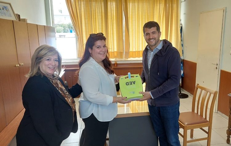 Ο Β. Ξυπολυτάς παρέδωσε έναν απινιδωτή στο 4o Δημοτικό Σχολείο Κηφισιάς