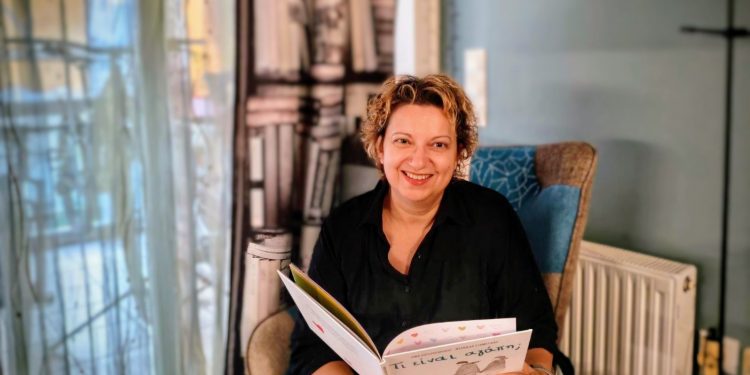 Λίνα Σωτηροπούλου στην «Α»:Η αγάπη τρυπώνει στα βιβλία, χωράει σε ένα φιλί, σε ένα χάδι, σε μια αγκαλιά