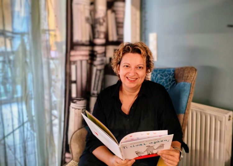 Λίνα Σωτηροπούλου στην «Α»:Η αγάπη τρυπώνει στα βιβλία, χωράει σε ένα φιλί, σε ένα χάδι, σε μια αγκαλιά