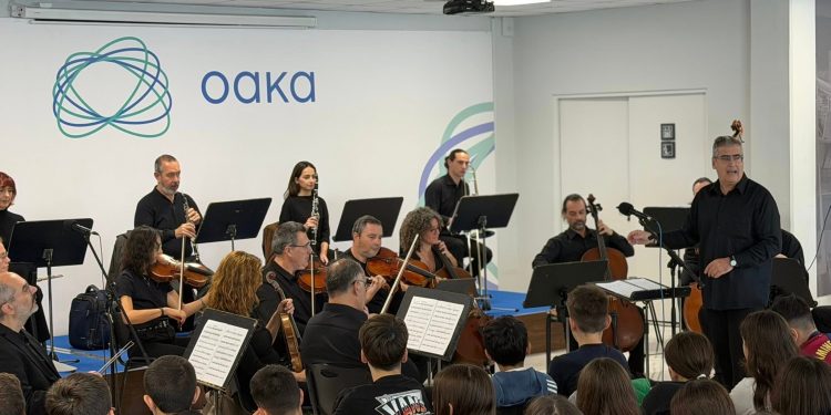 Το 8ο Γυμνάσιο Αμαρουσίου και η ΕΡΤ στο ΟΑΚΑ: «Αν η μουσική είναι η τροφή της αγάπης, παίξτε κι άλλο»