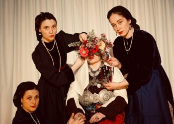 «ΑΠΟΚΕΝΤΡΟΥΣΑ» στο Θέατρο Καλλιρρόης