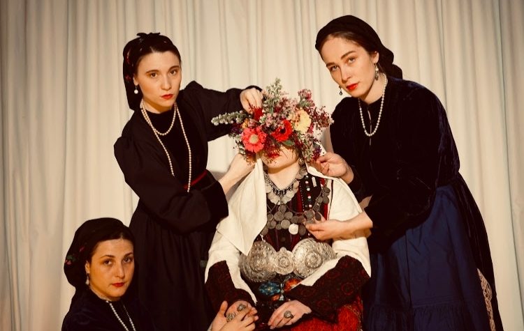 «ΑΠΟΚΕΝΤΡΟΥΣΑ» στο Θέατρο Καλλιρρόης