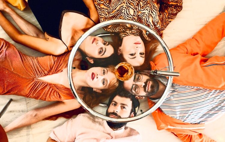 (Love me) Tinder στο THEATRE OF THE NO