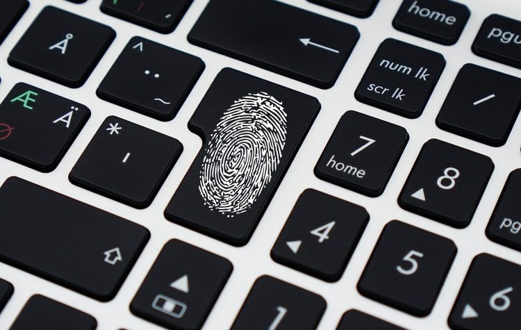 Ο Μεγάλος Αδελφός χαµογελά και περιµένει…