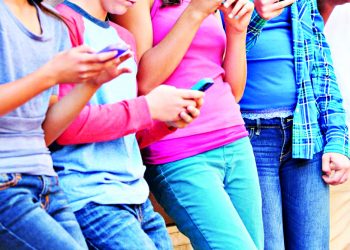 SOCIAL MEDIA: «Μπλόκο» στους κάτω των 16