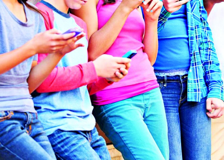 SOCIAL MEDIA: «Μπλόκο» στους κάτω των 16