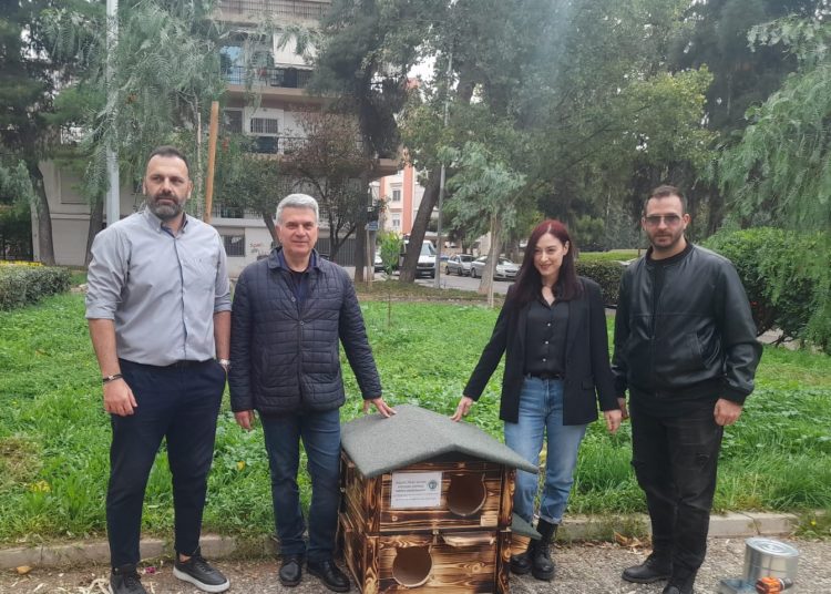 Τοποθετήθηκαν 12 ταΐστρες και 2 σπιτάκια για τα αδέσποτα στη Ν. Ιωνία