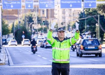 Σπύρος Μερτζανίδης: Αποστρατεύεται μετά από 35 χρόνια ο εμβληματικός τροχονόμος της Λ. Κηφισιάς