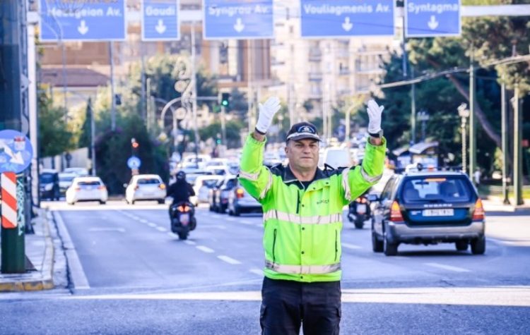 Σπύρος Μερτζανίδης: Αποστρατεύεται μετά από 35 χρόνια ο εμβληματικός τροχονόμος της Λ. Κηφισιάς