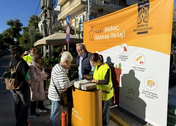 Δωρεάν διανομή εκατοντάδων μικρών καφέ οικιακών κάδων στην λαϊκή αγορά των Βριλησσίων