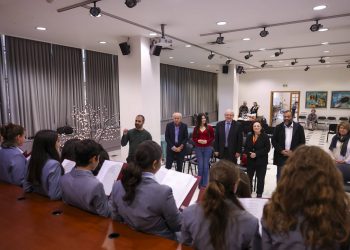 Εορταστικές μελωδίες και κάλαντα στο δήμαρχο Θ. Αμπατζόγλου από «Ουρσουλίνες» και «Ελληνική Παιδεία»