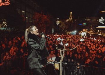 Εντυπωσιακή φωταγώγηση του χριστουγεννιάτικου δέντρου στο Μαρούσι με εκρηκτική Κατερίνα Λιόλιου