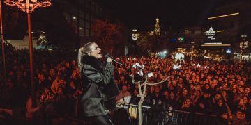 Εντυπωσιακή φωταγώγηση του χριστουγεννιάτικου δέντρου στο Μαρούσι με εκρηκτική Κατερίνα Λιόλιου