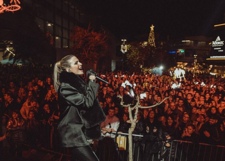 Εντυπωσιακή φωταγώγηση του χριστουγεννιάτικου δέντρου στο Μαρούσι με εκρηκτική Κατερίνα Λιόλιου