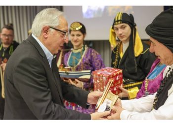 Παραμονή Χριστουγέννων με κάλαντα και παραδοσιακούς χορούς στο δημαρχείο Αμαρουσίου