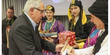 Παραμονή Χριστουγέννων με κάλαντα και παραδοσιακούς χορούς στο δημαρχείο Αμαρουσίου