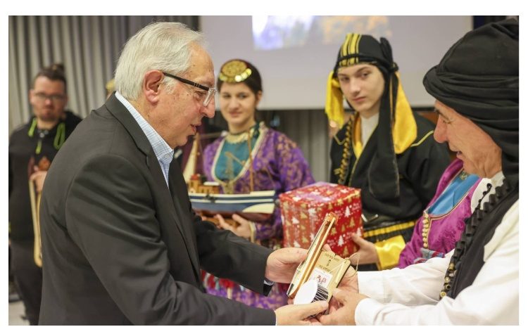 Παραμονή Χριστουγέννων με κάλαντα και παραδοσιακούς χορούς στο δημαρχείο Αμαρουσίου