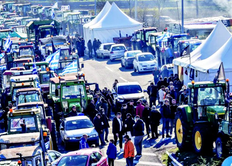 Αγροτικές Κινητοποιήσεις: Το δέντρο, το δάσος και τα… τρακτέρ