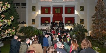 Με Βιενέζικούς ήχους άναψε το χριστουγεννιάτικο δέντρο της Πεύκης