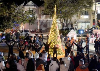 Το Χριστουγεννιάτικο δέντρο άναψε στη Νέα Πεντέλη- Πότε ανάβουν τα δέντρα στις ΔΚ Μελισσίων και Πεντέλης