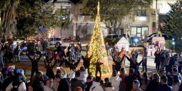 Το Χριστουγεννιάτικο δέντρο άναψε στη Νέα Πεντέλη- Πότε ανάβουν τα δέντρα στις ΔΚ Μελισσίων και Πεντέλης