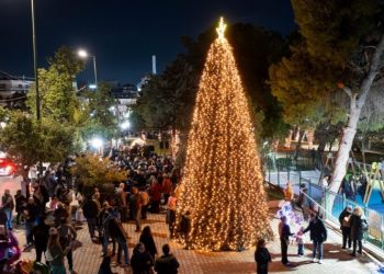 Η Νέα Ερυθραία άναψε το Χριστουγεννιάτικο Δέντρο της