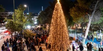 Η Νέα Ερυθραία άναψε το Χριστουγεννιάτικο Δέντρο της