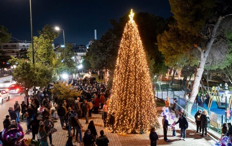 Η Νέα Ερυθραία άναψε το Χριστουγεννιάτικο Δέντρο της