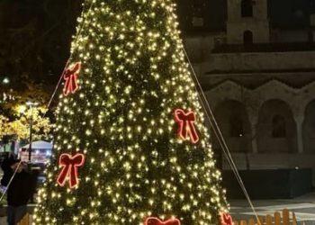 Mε το άναμμα των Χριστουγεννιάτικων δέντρων ξεκινά η εορταστική περίοδος!