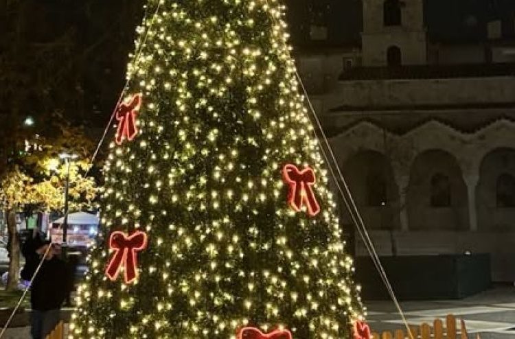 Mε το άναμμα των Χριστουγεννιάτικων δέντρων ξεκινά η εορταστική περίοδος!