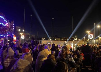 Λαμπρή φωταγώγηση του χριστουγεννιάτικου δέντρου στο Σκεπαστό Μεταμόρφωσης