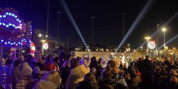 Λαμπρή φωταγώγηση του χριστουγεννιάτικου δέντρου στο Σκεπαστό Μεταμόρφωσης