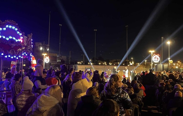 Λαμπρή φωταγώγηση του χριστουγεννιάτικου δέντρου στο Σκεπαστό Μεταμόρφωσης