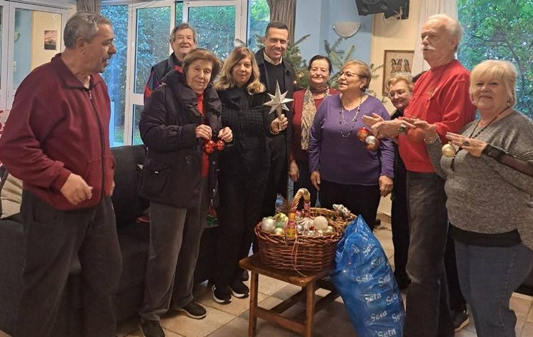 Στόλισαν τα Χριστουγεννιάτικα Δέντρα τους τα μέλη των ΚΑΠΗ Δήμου Κηφισιάς