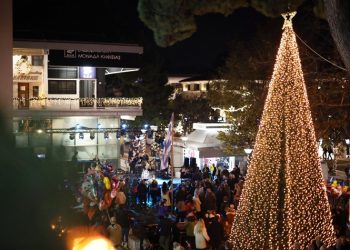 Άναψε το Χριστουγεννιάτικο Δέντρο της Κηφισιάς