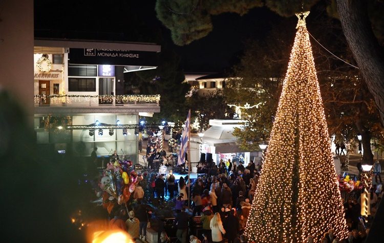 Άναψε το Χριστουγεννιάτικο Δέντρο της Κηφισιάς