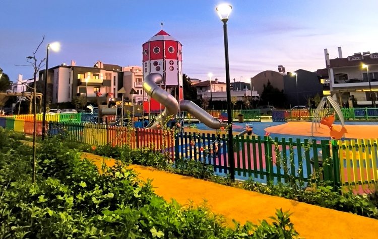 Άνοιξαν άλλες τρεις παιδικές χαρές