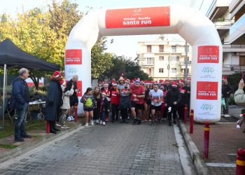 Στα κόκκινα ντύθηκε η πόλη για το Santa Run 2025