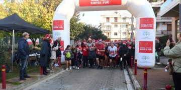 Στα κόκκινα ντύθηκε η πόλη για το Santa Run 2025