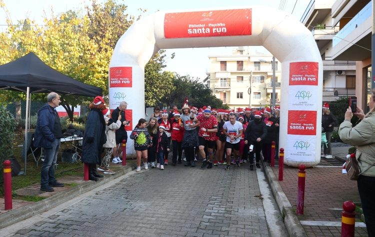 Στα κόκκινα ντύθηκε η πόλη για το Santa Run 2025