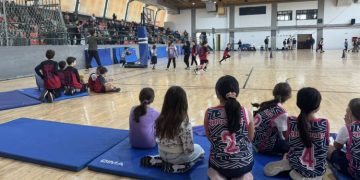 Μια μεγάλη αγκαλιά για την Αναστασία στο κλειστό γυμναστήριο Βριλησσίων